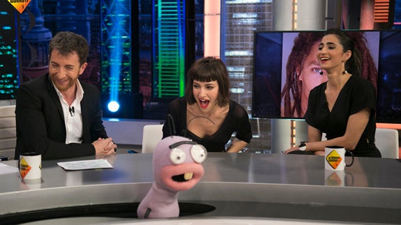 Alba Flores (dcha),con Úrsula Corberó y Pablo Motos en 'El Hormiguero'.