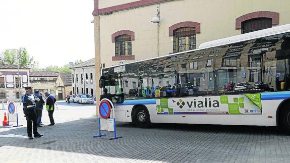 El autobús urbano que sirvió para las pruebas en la plaza del Mercado Viejo.
