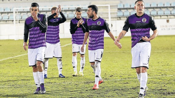 La plantilla del Deportivo Palencia abandona el césped de La Balastera tras el partido ante el Pontevedra.