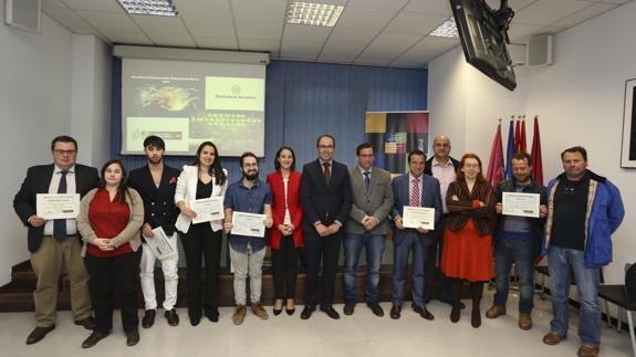 Los premiados posan con las autoridades.
