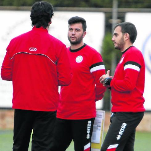 Astu, con parte de su cuerpo técnico en Unionistas. 