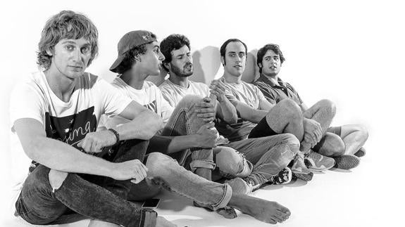 Los Taburete, al completo. Guillermo Bárcenas, en el centro con barba, y el guitarrista Antón Carreño, a su lado con visera.