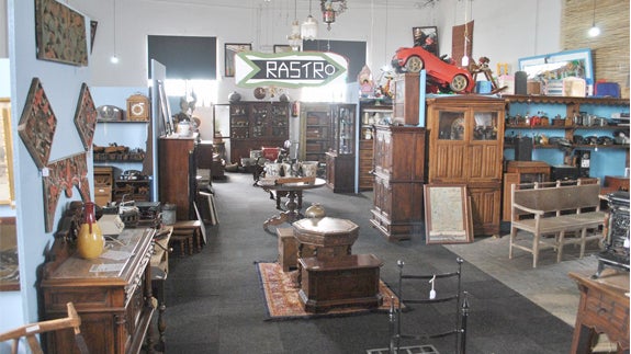 Feria de antigüedades en El Rastro de Arévalo.