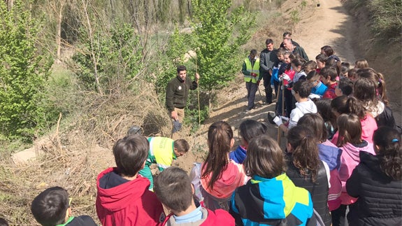 Durán explica a los escolares como plantar árboles en presencia del concejal carpizo.