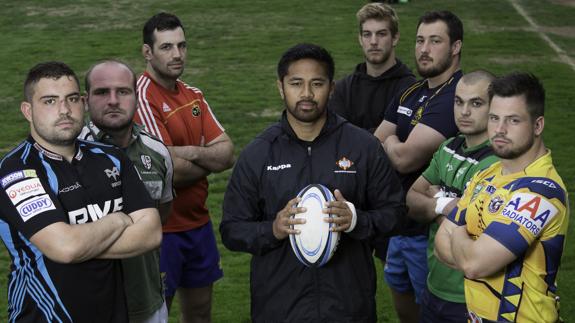 Delgá, Chichua, Palomo, Tauli, González,Truslade, López y Petit, de la Santboiana, posan al término de un entrenamiento en sus instalaciones de Baldiri Aleu.