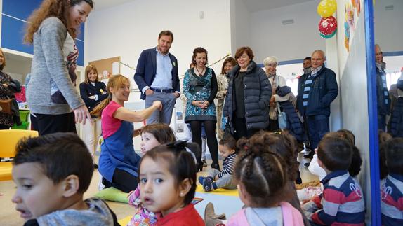 Visita de las autoridades municipales a la escuela infantil.