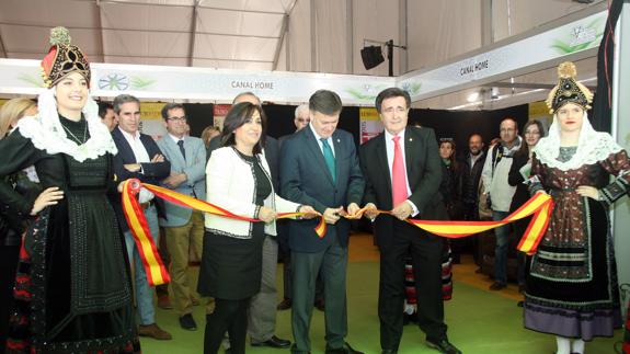 El presidente de la Diputación, Francisco Vázquez, corta la cinta inaugural. M. Rico
