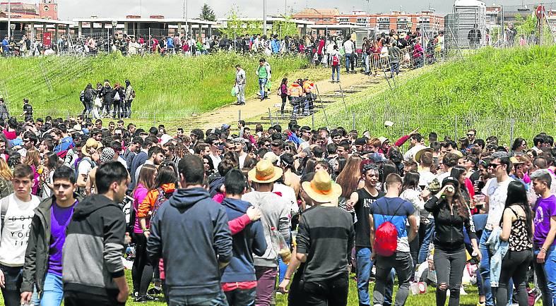 Miles de jóvenes, en la fiesta del pasado año. 
