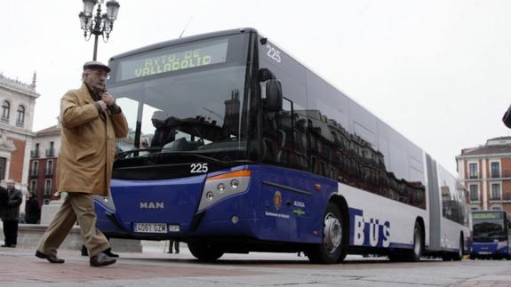 Autobús de Auvasa en el Plaza Mayor de Valladolid. R. GÓMEZ