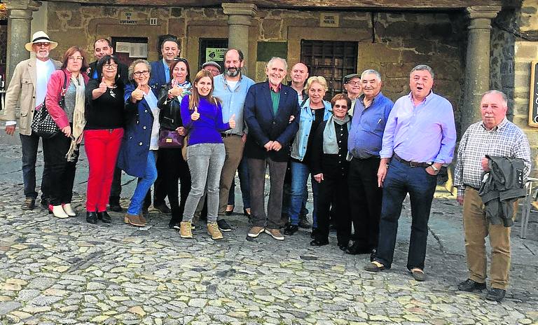 Demetrio Madrid, en el centro, con militantes serranos.