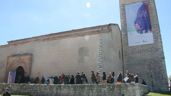Cola de visitantes para entrar en San Martín, una de las tres sedes que ‘Reconciliare’ abrió el 24 de abril en Cuéllar.M. R.
