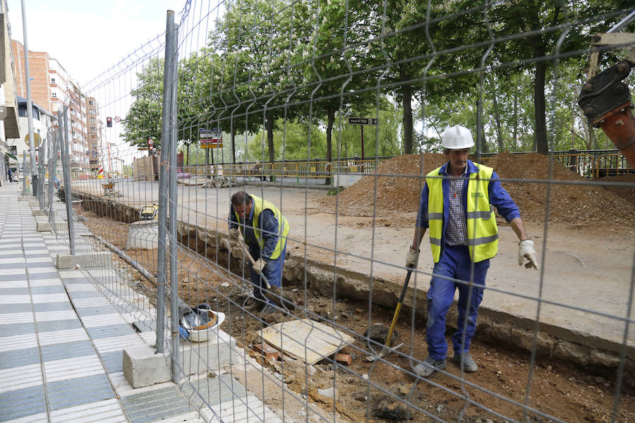 Los operarios trabajan el martes en la avenida de Castilla. 