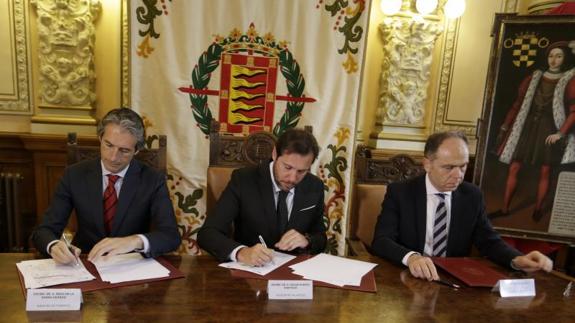 Íñigo de la Serna, Óscar Puente y Juan Bravo, durante la firma del convenio. 