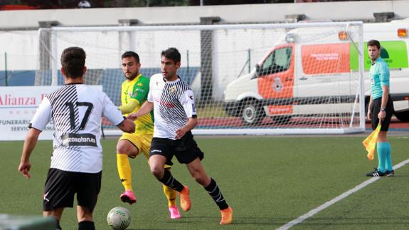 Guillem Martí presiona a un rival del Caudal en el partido ante el Caudal Deportivo.