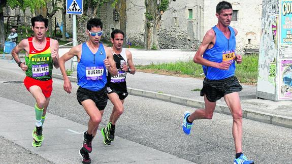 Javi Guerra, segundo por la izquierda, en un momento de la carrera. 
