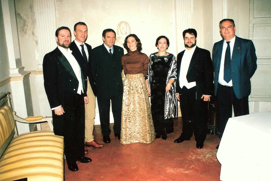 Paco Carvajal, segundo por la izquierda, con el Cuarteto Vocal Hispania, el entonces alcalde de Baltanás Miguel Puertas y el que fuera diputado del Cerrato Miguel Ángel Becerril en el concierto inaugural celebrado en 2002. 