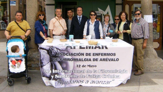 El alcalde con miembros de Afemar en la mesa informativa.
