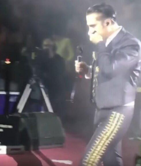 Alejandro Fernández, a punto de vomitar sobre el escenario, tras beberse un tequila.