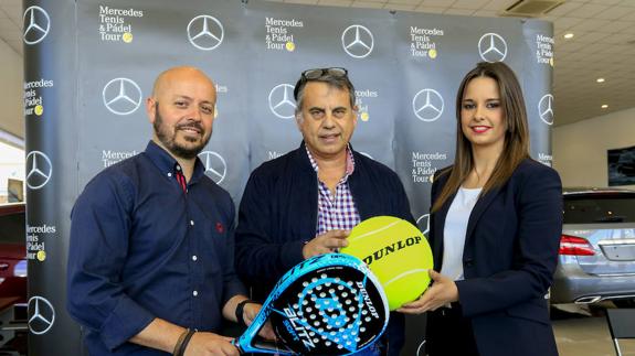 Luis Arranz, Mario Esteverana y Silvia Caamaño, ayer en las instalaciones de ATV Mercedes.