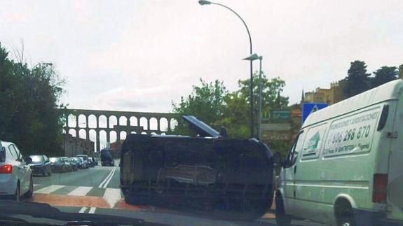 Uno de los vehículos ha volcado sobre el paso de cebra elevado. Imagen de 112 Castilla y León‏