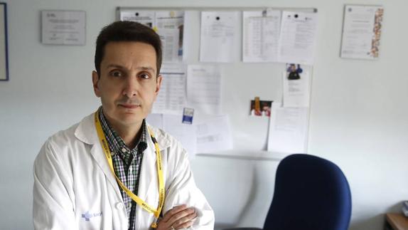 Daniel de Luis, organizador del congreso y especialista en Nutrición, en su despacho delClínico de Valladolid. 