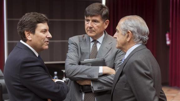 El consejero de Empleo, Carlos Fdez. Carriedo (i), clausura la conferencia 'España 2017. Análisis de la situación socioeconómica', impartida por el exministro Manuel Pimentel (c) y organizada por la Asociación para el Progreso de la Dirección, que preside en la región José Ignacio Nicolás-Correa (d). 