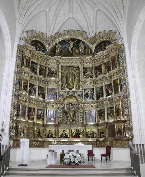 Vista general del retablo renacentista de la iglesia de San Pelayo