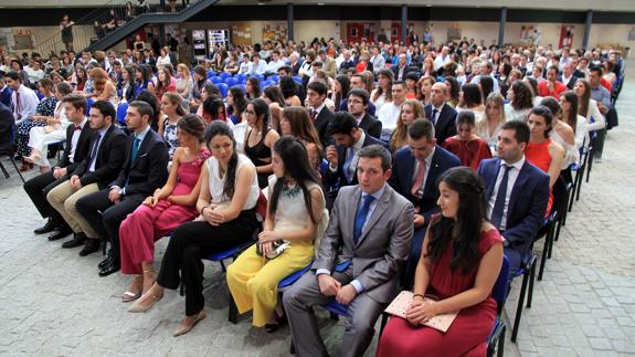 Los nuevos graduados, durante la ceremonia celebrada ayer en el ágora del campus María Zambrano. 