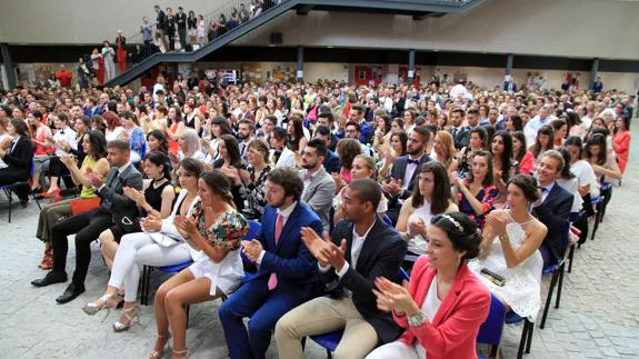 Los nuevos graduados aplauden durante la ceremonia celebrada ayer en el ágora del campus María Zambrano.Tanarro