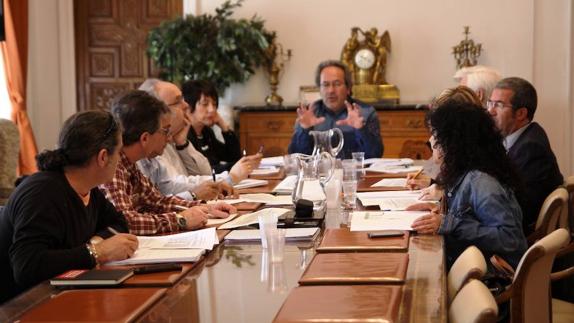 Reunión de la Mesa del Diálogo Social presidida por el alcalde de Zamora en el Ayuntamiento.