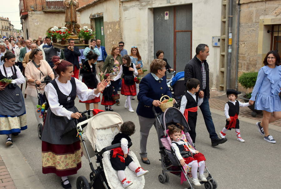 Niños y mayores en la procesión de Torquemada. 
