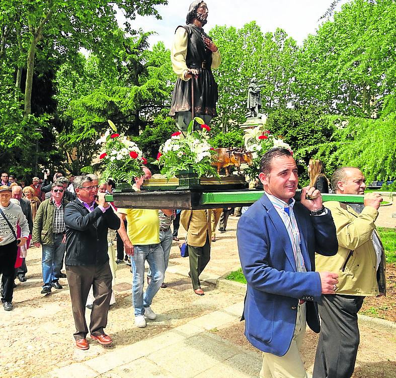 El presidente de Asaja portando la imagen de San Isidro Labrador.