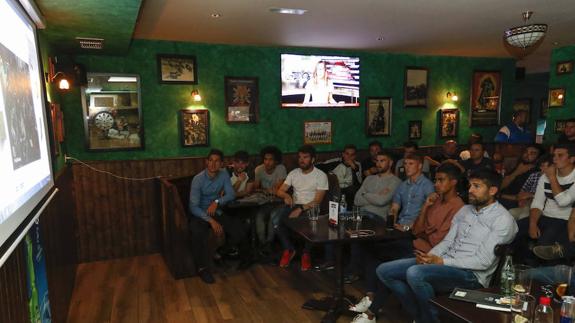 La plantilla de Unionistas siguió en directo el sorteo del partido desde Helmantics Tavern. 