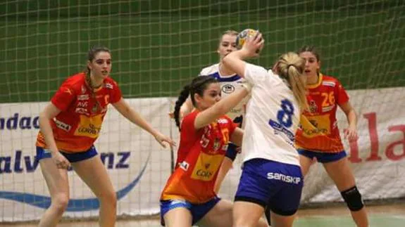 Elena Cuadrado, defendiendo a una jugadora islandesa en el preolímpico.