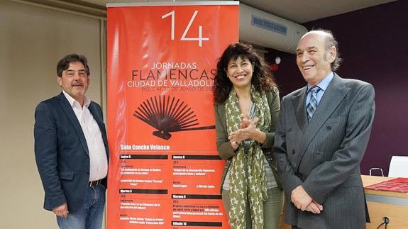 José María Viteri, Ana Redondo y Pedro Sanz, con el cartel oficial de las Jornadas Flamencas Ciudad de Valladolid. 