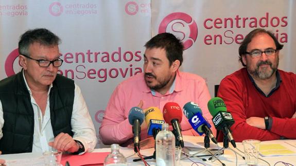 Juan Ángel Ruiz, en el centro, en una rueda de prensa de Centrados en Segovia.