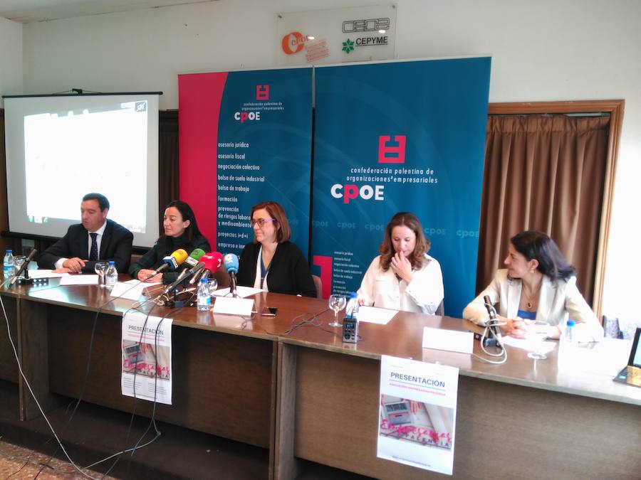 La presidenta de la Diputación, Ángeles Armisén, en el centro, con la directiva de las mujeres empresarias. 