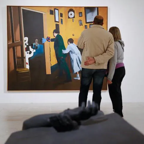Una pareja observa una de las obras de la exposición 'Historias controvertidas: Decir lo indecible', en el Patio Herreriano. 