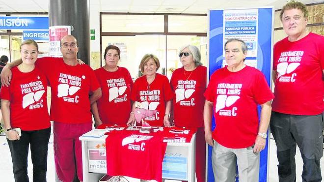 Varios de los integrantes de la Plataforma de Afectados de la Hepatitis C de Salamanca, en una de las mesas informativas que instalan para informar a la gente sobre esta enfermedad.