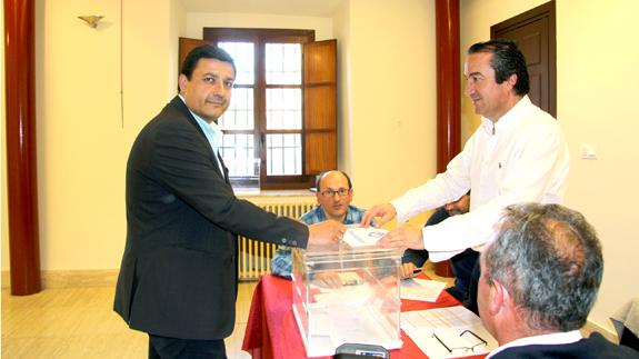 Carlos García deposita su voto en la mesa del Colegio electoral de Arévalo. F.G. MURIEL