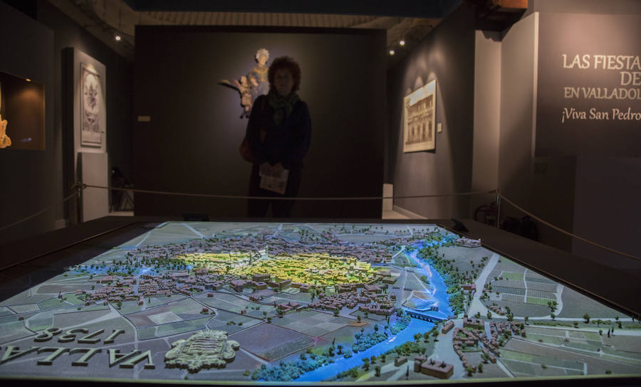 Una visitante observa la maqueta de la ciudad de Valladolid en la que se explica su crecimiento a través de los siglos. 