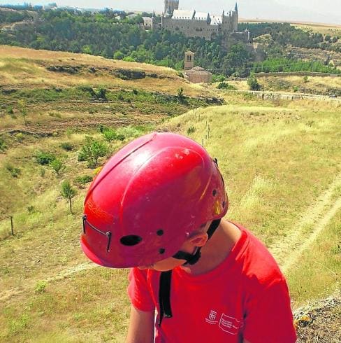 Un niño hace escalada en un campamento urbano anterior. El Norte