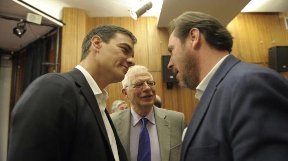 Sánchez y Puente, junto a Borrell, en un acto reciente en Madrid.