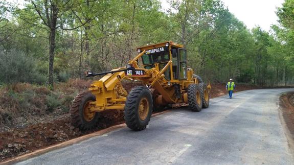Una máquina trabaja en las obras de la carretera de acceso a Vime de Sanabria. 