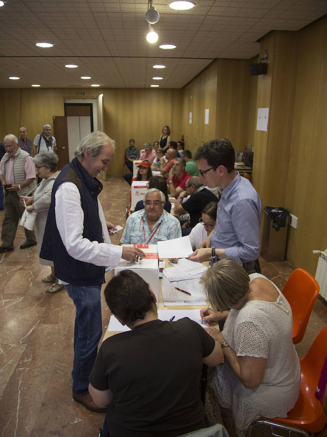 Los afiliados al PSOE ejercen su voto en la sede provincial de Valladolid capital.