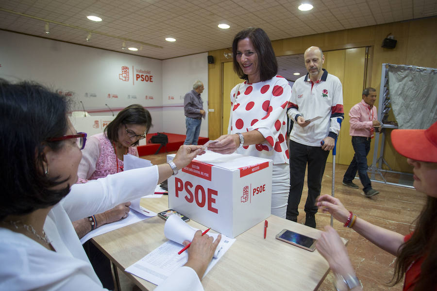 La palentina Mari Luz Martínez Seijoo, baluarte de la candidatura de Pedro Sánchez, vota en Valladolid. 