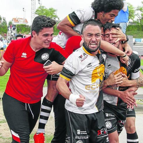 Los jugadores de Unionistas abrazan a Chamorro para celebrar el tanto ante el Águilas. 