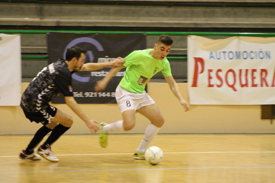 Isma conduce el balón perseguido por Borja Blanco durante un partido amistoso disputado en Santa Clara.