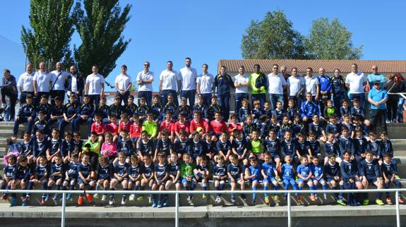 Los chavales de los diferentes clubes participantes, técnicos y directivos del CD Cigales posan en el 50 aniversario del club. 