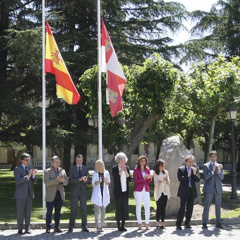 Minuto de silencio en la sede de la Junta para condenar el atentado de Manchester. 